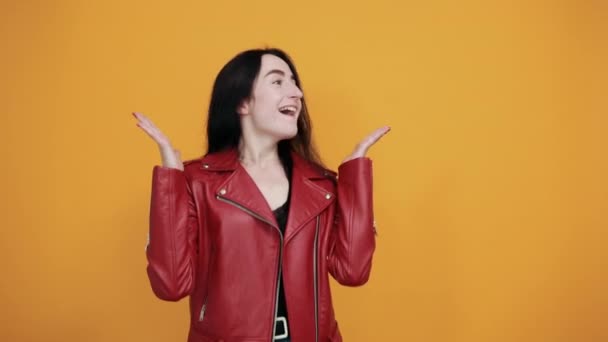 Portrét šílené ječící mladé ženy se zavřenýma očima, roztažené ruce — Stock video