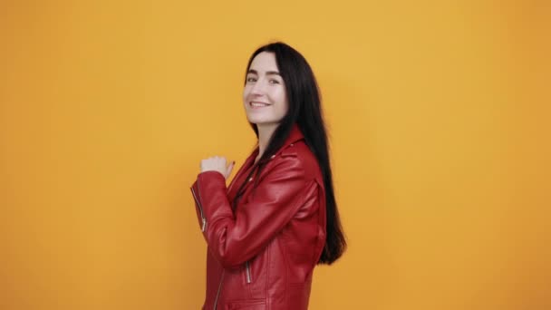 Attractive young woman in nice clothes showing thumbs up isolated on yellow wall — Stock Video