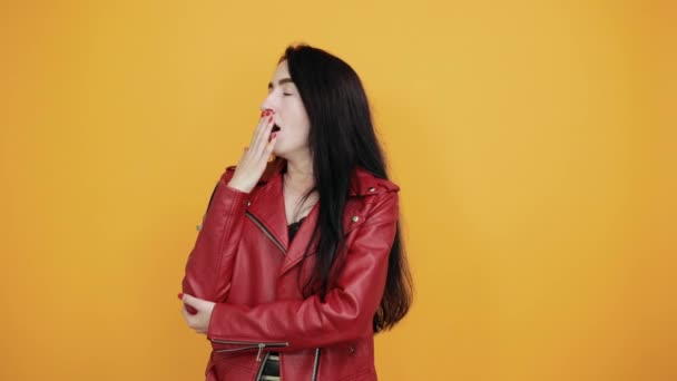 Trött tråkig ung kaukasiska kvinna poserar gäspning, täcker munnen med handen — Stockvideo