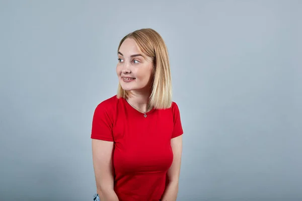 Mulher bonita em olhar para o lado isolado no fundo da parede cinza, retrato de estúdio — Fotografia de Stock