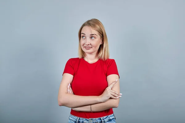 Jong verdrietig gefrustreerd bezorgd vrouw kijken opzij geïsoleerd op grijze muur — Stockfoto