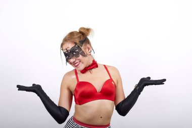 Beyaz tenli çekici kız omuzlarını kaldırırken önemsiz bir jest yapıyor.