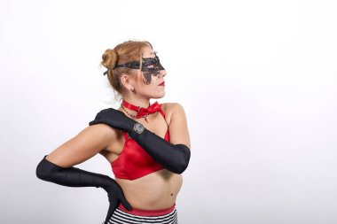 Önlük bir çaba yapılmış olması için omuz ağrısı muzdarip olan kadın