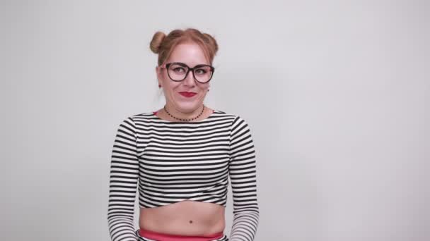 Jong aantrekkelijk vrouw glimlachen veel terwijl het bedekken van mond op geïsoleerde witte muur — Stockvideo