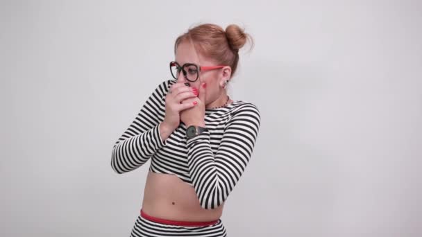 Brünettes Mädchen sieht schockiert aus, gelangweilt mit verdeckenden Händen auf dem Mund — Stockvideo