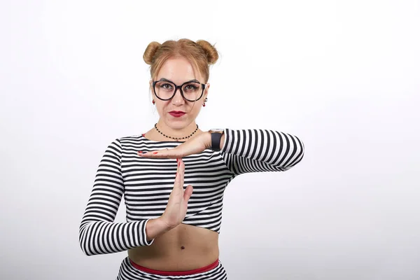 Portré fiatal nő alkalmi ing, hogy időt a gesztus — Stock Fotó