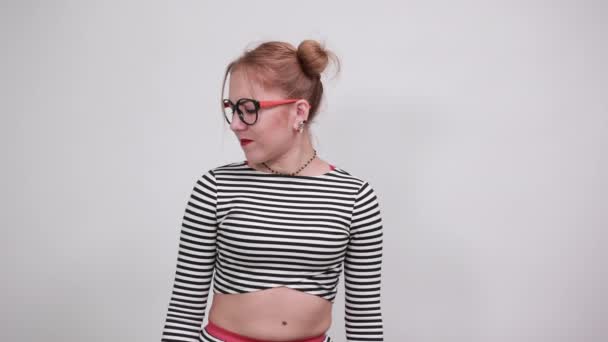 Mladý atraktivní běloška žena dělat roh gesto na izolované bílé zdi — Stock video