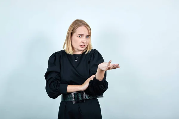 Retrato de mujer joven perpleja mirando la cámara, extendiendo la mano —  Fotos de Stock