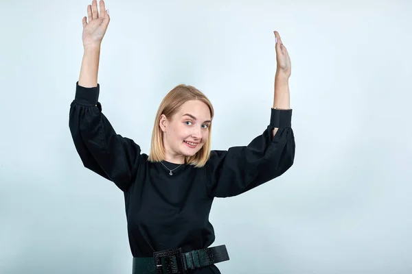 Lady indossa abito nero scherzare intorno svolazzanti capelli volanti alzato le mani — Foto Stock