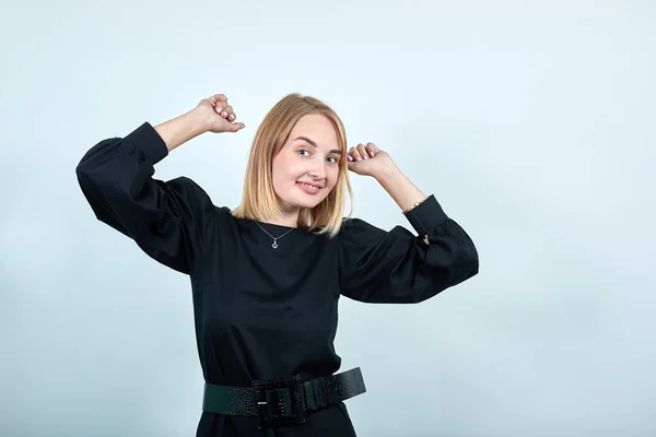 Vacker blond ung gör vinnaren gest, säger Ja isolerade över blå vägg — Stockfoto