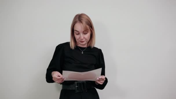 Mooie vrouw met rood hart met kopieerruimte geïsoleerd op grijze muur — Stockvideo
