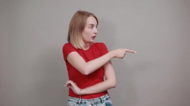 Kırmızı tişörtlü, göz kırpan komik genç kadın katlanmış ellerle uyuyor.