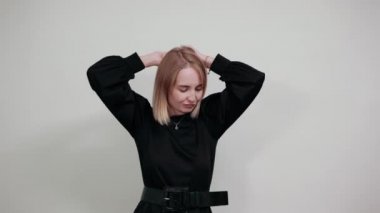 Güzel, heyecanlı, genç bir bayan kazanan hareketi yapıyor, evet de.