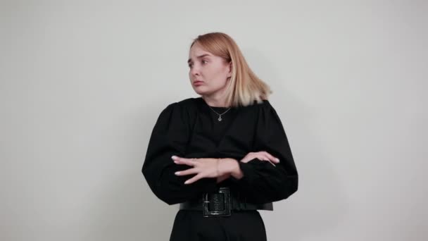 Retrato de mujer asustada esperando manteniendo los dedos cruzados aislados en la pared blanca — Vídeos de Stock