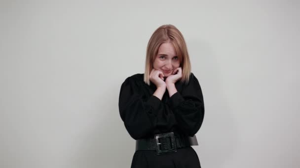 Portrait of lady in casual clothes looking aside, put hands prop up on chin — Stock Video