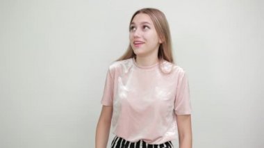 El kaldıran, el kaldıran, el kaldıran genç bir kadının portresi.