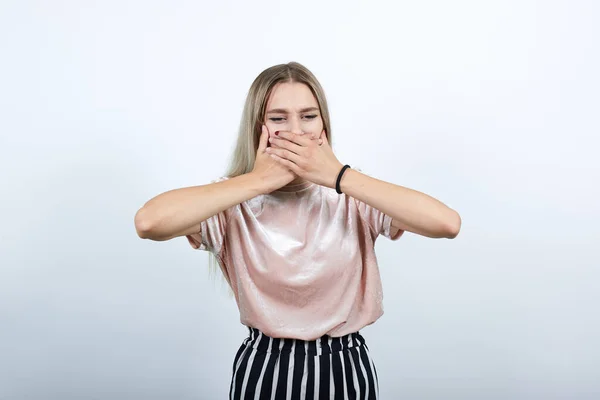 Giovane donna attraente sorpresa espressione facciale, che copre la bocca con le mani — Foto Stock