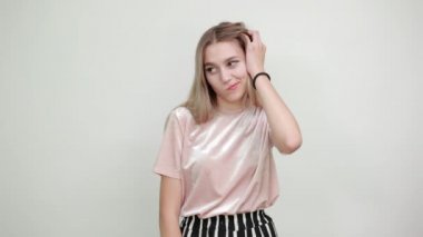 Ellerinde ve parmaklarında ağrı, eklem iltihabı, korkunç görünen bir kadın.