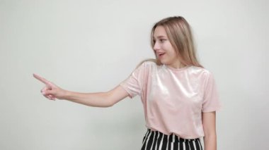 Bir şey tutan genç bir kadının portresi, yana bakıyor ve ellerini işaret ediyor.