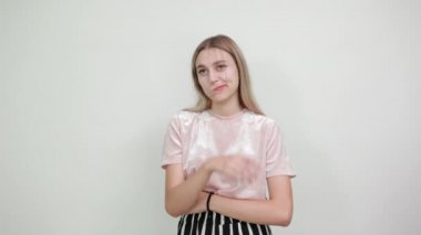 Sıkıcı genç bir kadın. Elini çenesine koyuyor, konuyu düşünüyor.