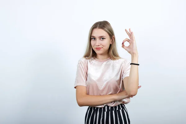 Ung vacker kaukasiska kvinna visar ok tecken gest — Stockfoto