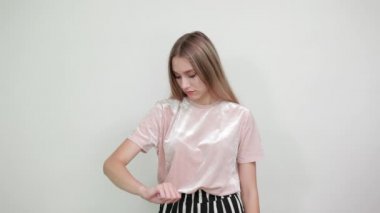 Günlük kıyafetlerle gülümseyen genç bir kadın.