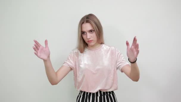 Verrast vrolijke jonge vrouw in casual shirt, op zoek camera, het verspreiden van handen — Stockvideo