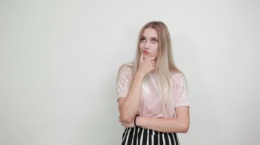 Genç ve güzel bir kadın, kamerayı bir kenara bırakıp başparmağını kaldırıyor.