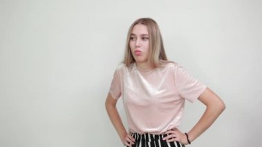 Gözünü dört açıp duvarda izole edilmiş dili gösteren deli kadının portresi.