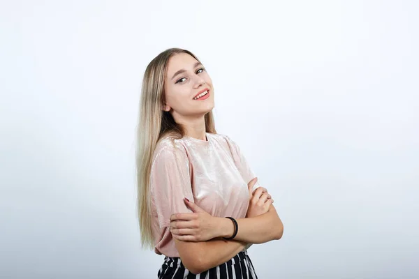 Strikte vrouw in pastel shirt, hand in hand gekruist geïsoleerd op witte muur — Stockfoto