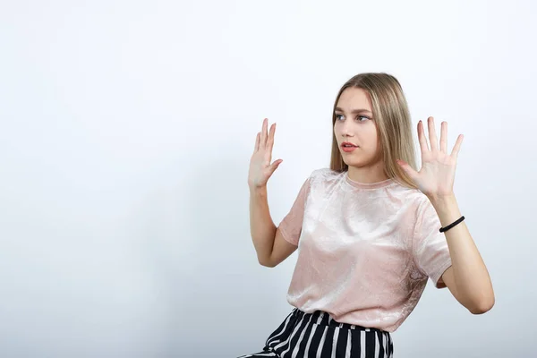 Portret van een jonge vrouw met stop gebaar met handpalm geïsoleerd op witte muur — Stockfoto
