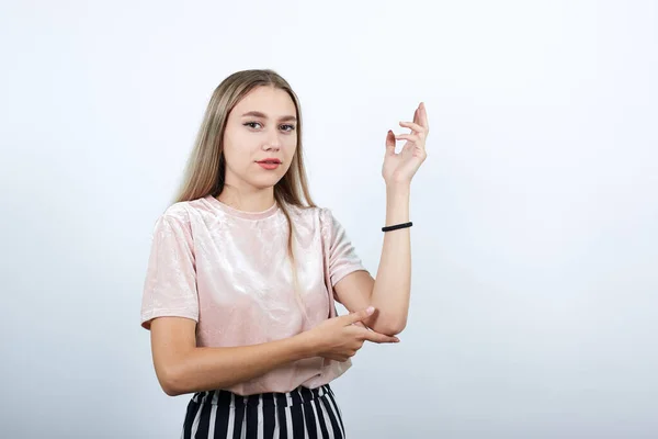 Giovane donna caucasica che tende le mani di lato per invitare a venire — Foto Stock