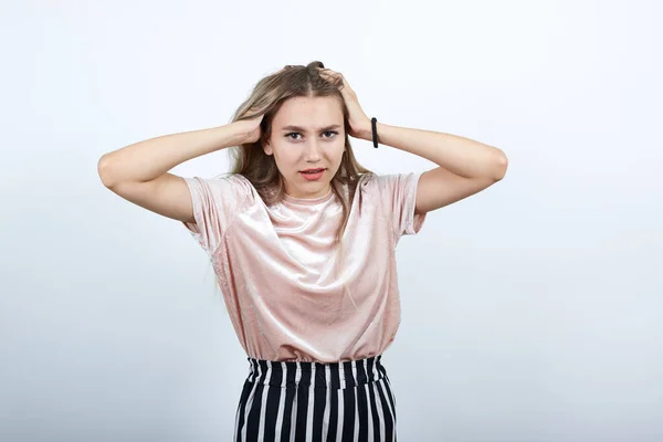 Attraktiv kvinna med fin frisyr, ser frustrerad ut och tar händer på huvudet — Stockfoto