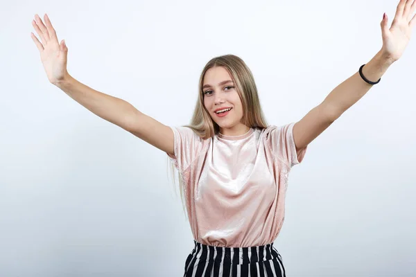 Attraktiv ung kvinna sprider händer, och ser så rolig, söt — Stockfoto