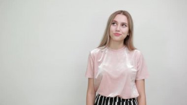 İş yerinde gösteriş yapan, günlük gömlekli çekici, traşsız bir kadın.