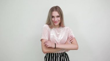 Güzel, rahat gömlekli, açık gözlerle kendine sarılan genç bir kadının yan görüntüsü.