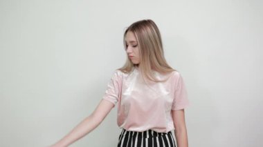 Çekici bir genç ellerine bakıyor, kaslarını deniyor ve öpüşüyor.