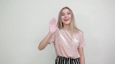 Elbiseli, çekici, beyaz bir kadın. Elleriyle kalbi şekil vermiş.