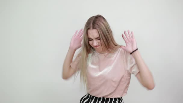 Портрет серьезной молодой женщины в повседневной одежде, показывающей стоп-жест с ладонью — стоковое видео
