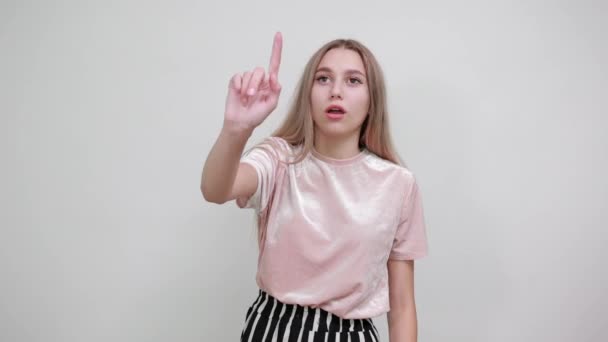 Attraente giovane donna rasata in camicia casual mostrando sullo spazio di lavoro — Video Stock