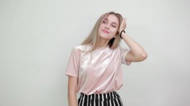 Genç ve çekici beyaz kadın yoga jestinde el ele tutuşup meditasyon yapıyor.