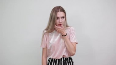 Çekici, genç ve güzel bir kadın hayal kırıklığına uğramış görünüyor ve ellerini kafasından tutuyor.