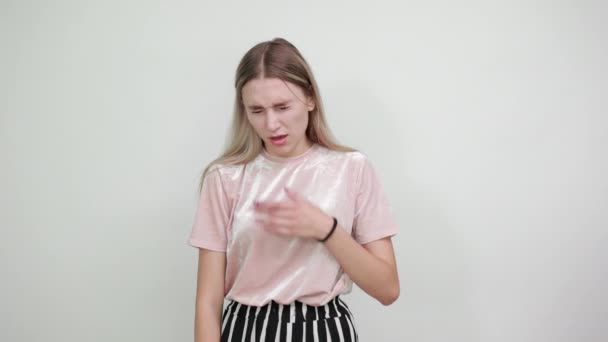 Hermosa joven aburrida y conmocionada, bostezando cubriendo la boca de las manos — Vídeo de stock