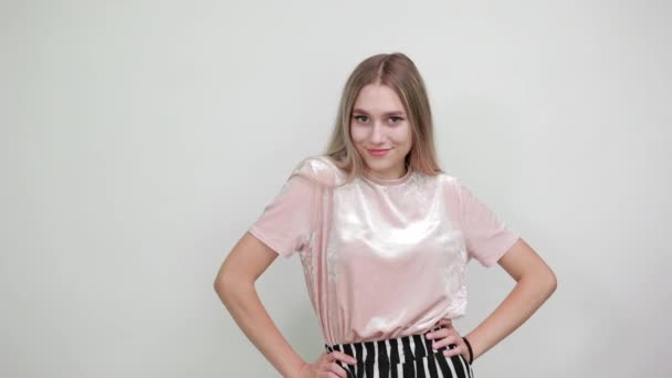 Jonge mooie vrouw houden duimen omhoog op haar, op zoek camera direct — Stockvideo