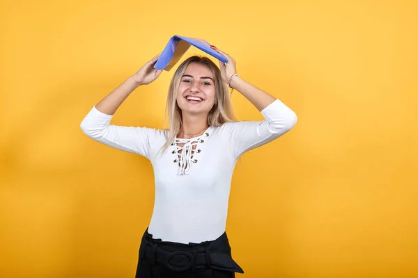 Junge blonde Frau Mädchen in lässiger Kleidung posiert halten Ordner. Emotionen der Menschen — Stockfoto