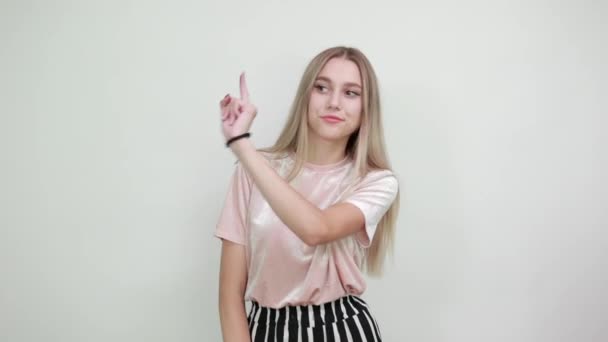 Vacker person pekar ner med fingrar visar reklam, förvånad — Stockvideo