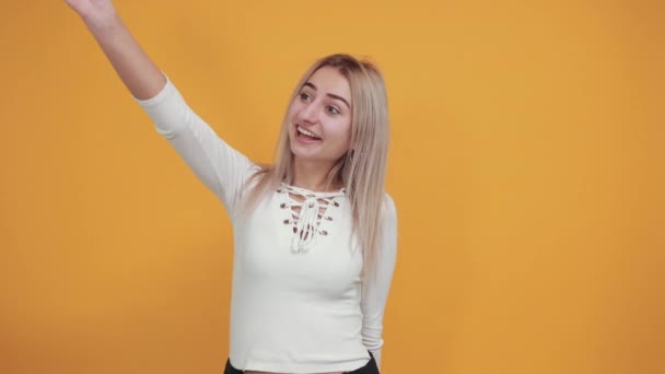 Komoly fiatal, alkalmi ruhás nő portréja, aki tenyérrel mutatja a stop gesztust. — Stock videók