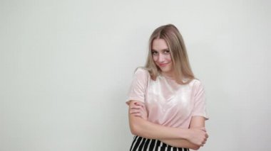 Bayan elini kaldırıyor, parmak uçlarını gösteriyor reklam için yer açıyor.