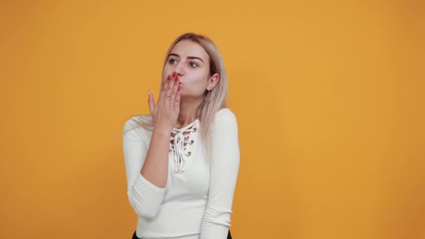 Muito elegante jovem mulher em camisa branca enviar beijo de ar isolado — Vídeo de Stock