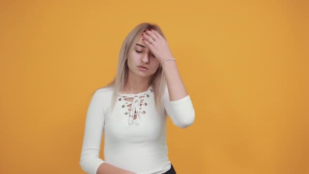 Schöne aufgeregte blonde junge Frau hält die Hände auf den Wangen und sieht so glücklich aus — Stockvideo